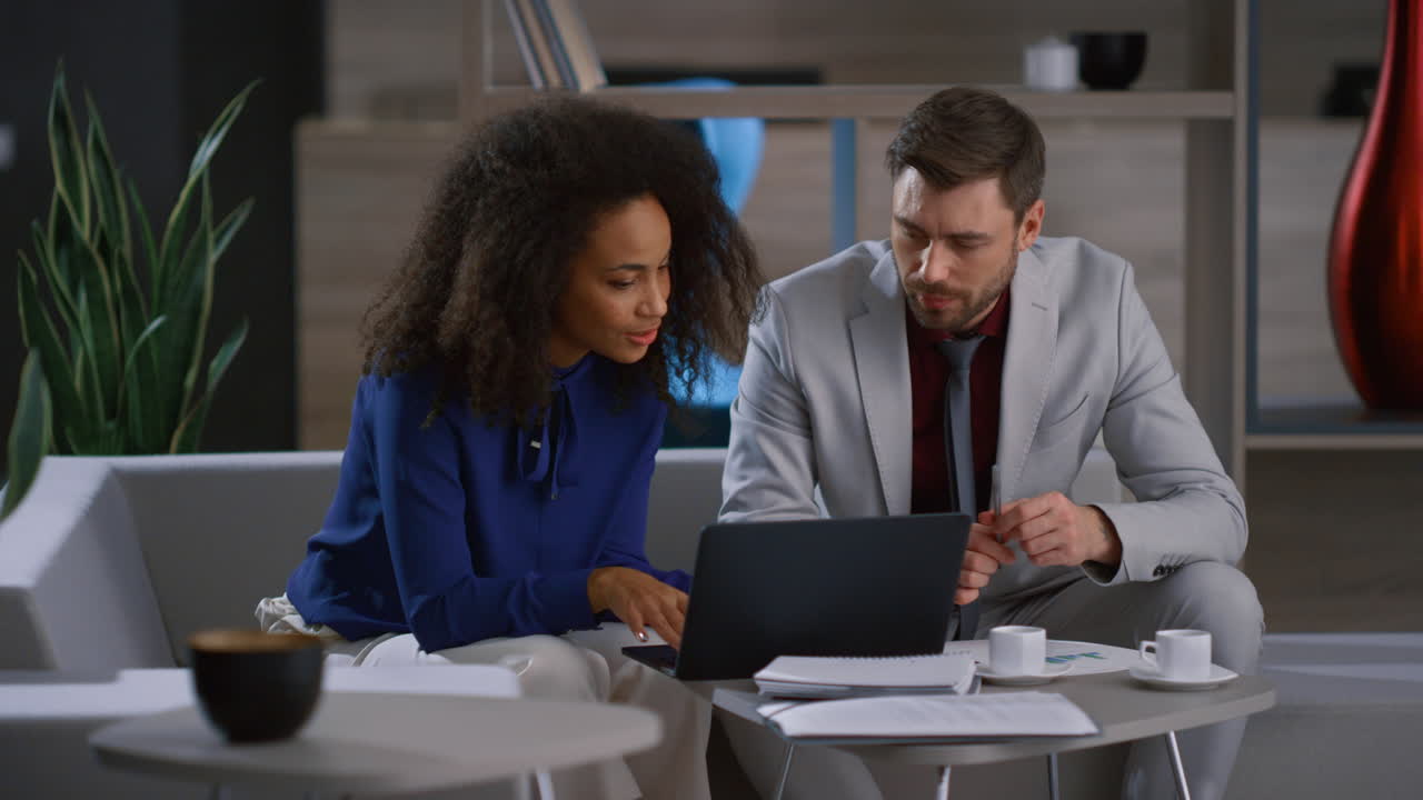 Diverse business group brainstorming talking corporate project in cafe coworking