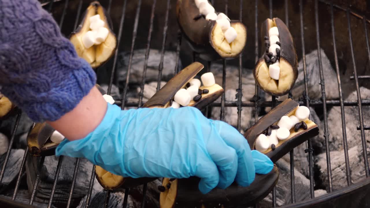 마쉬멜로와 함께 긴 바나나