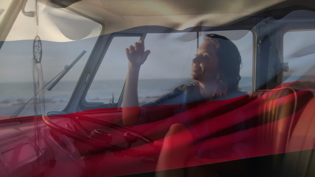 러시아 발 애니메이션을 흔들며 해변에서 밴에 앉아있는 여성