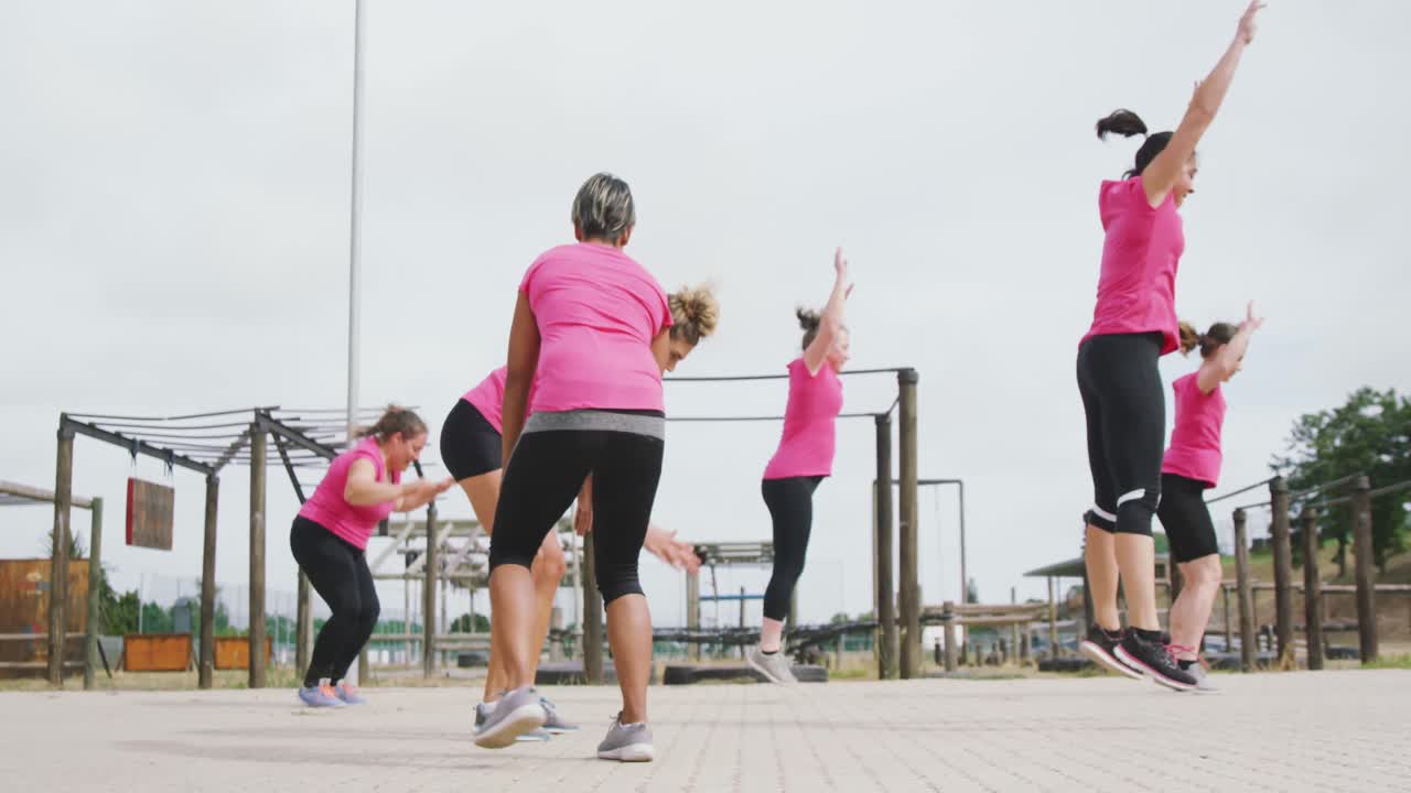 여자 친구 들 이 함께 부트 캠프 에서 운동 을 즐기고 있다