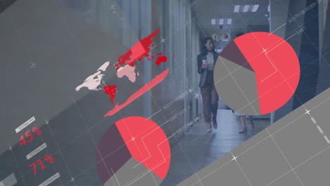 디지털 그래프, 프로그래밍 데이터 및 지도의 애니메이션으로 여성 동료들이 복도에서 대화를 나누고 있습니다.