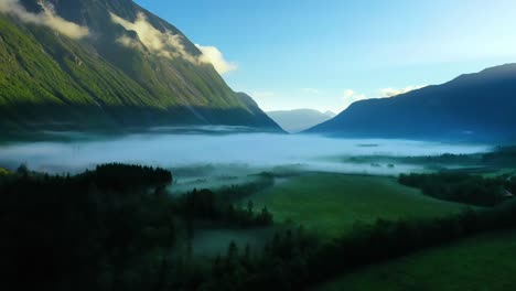 Niebla-Matutina-Sobre-El-Valle-Entre-Las-Montañas-A-La-Luz-Del-Sol.-Niebla-Y-Hermosa-Naturaleza-De-Imágenes-Aéreas-De-Noruega.