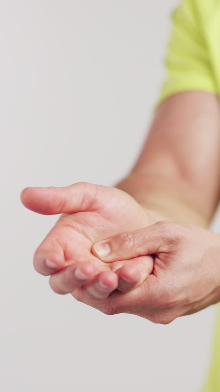 Primo piano di persona che massaggia il proprio palmo