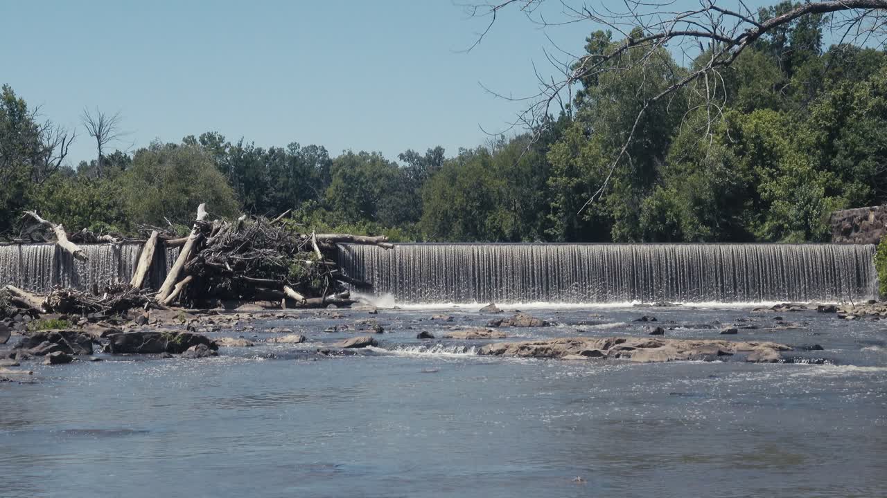 spiil way y dam cruzando el río haw en burlington, nc en un caluroso día de verano