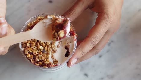 yogur con granola y bayas