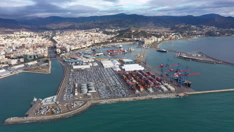 Vista-Aérea-Del-Puerto-De-Málaga,-España,-Ciudad-Y-Montañas-En-Segundo-Plano.