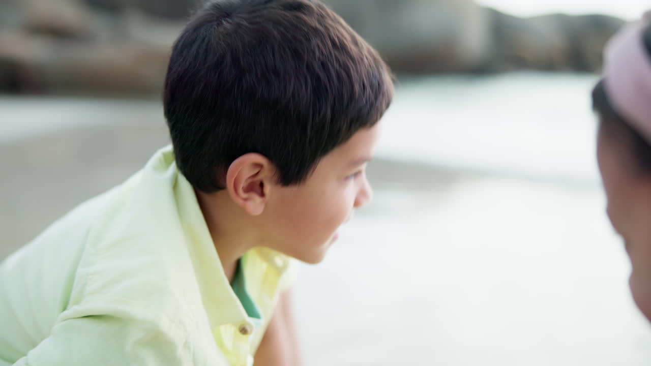 어머니 와 함께 해변 에서 놀고 있는 소년