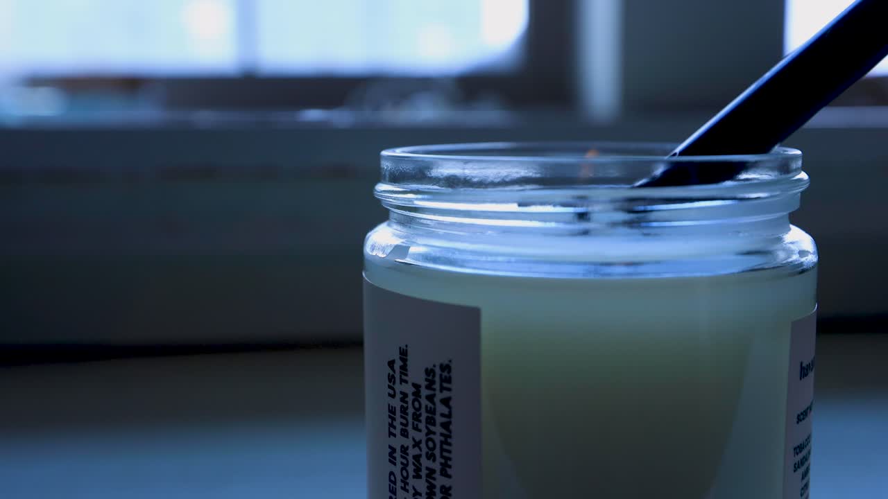 encendiendo una hermosa vela blanca durante una tormenta de invierno