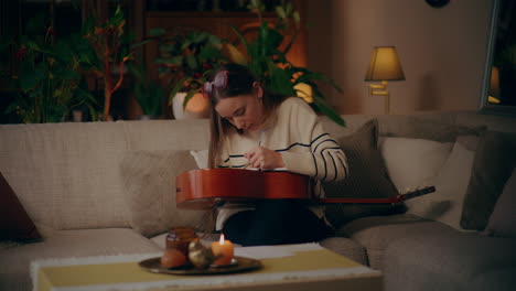 Mujer-Tocando-La-Guitarra-Escribiendo-Canciones-Componiendo-Música