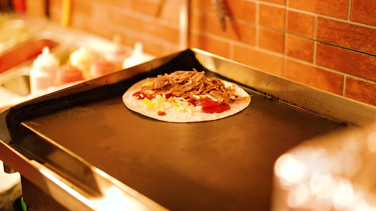 푸켓 의 거리 음식 상점 에서 그릴 에 케바브 고기 를 요리 하는 것