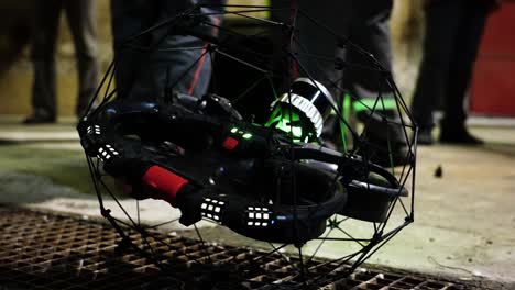 primer plano de un dron de inspección industrial con protección tolerante a las colisiones de la jaula