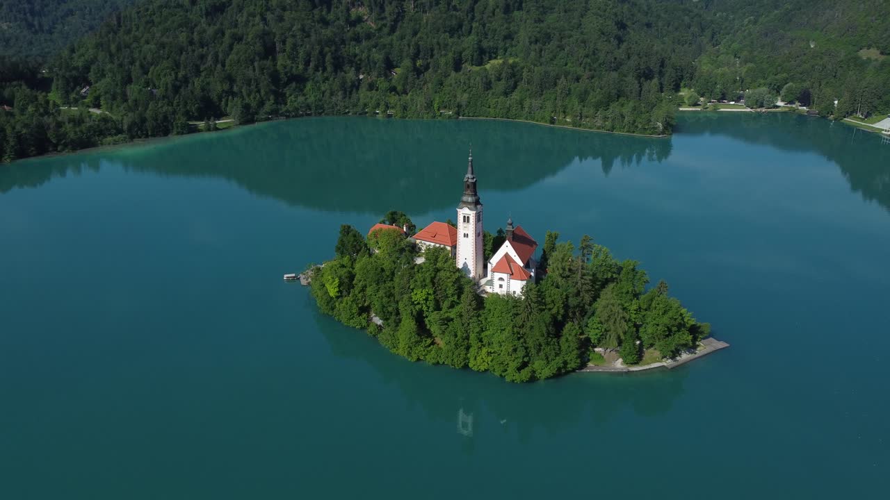 Romantiska Bled glaciärsjö och ö från ovan. Filmat med 4K högkvalitativ drönarstockvideo.