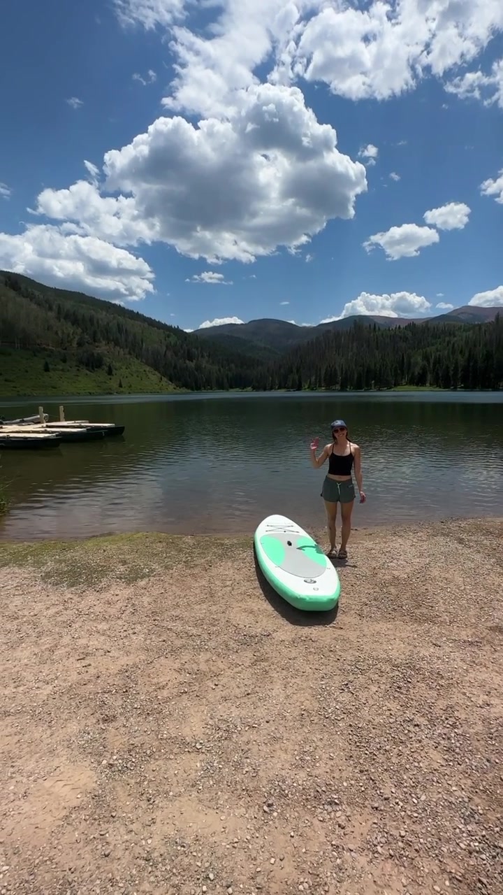 Vista verticale di giovane donna presso il Lago Sylvan e paddleboard in una soleggiata giornata estiva, Colorado, USA