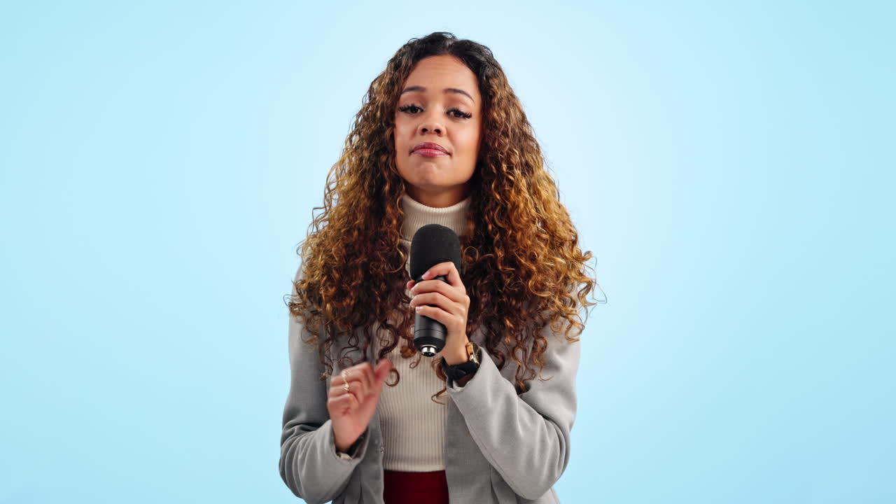 Repórter, falando e mulher com notícias de última hora