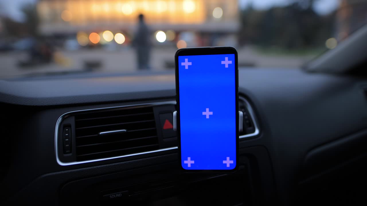 pov, hombre desliza la mano del teléfono inteligente con pantalla azul en un coche por la noche