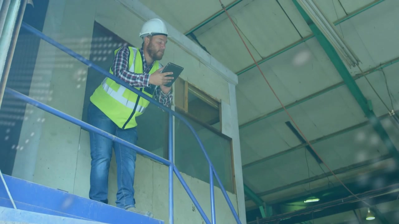 Globo y texto desplazable apareciendo y desvaneciéndose, revelando a un inspector en una escalera tocando una tableta e inspeccionando una planta.