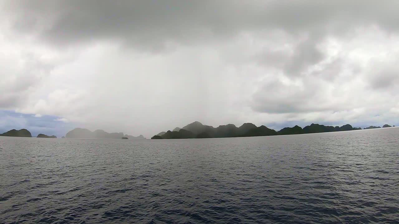 폭풍우 속에서 먼 외딴 열대 섬