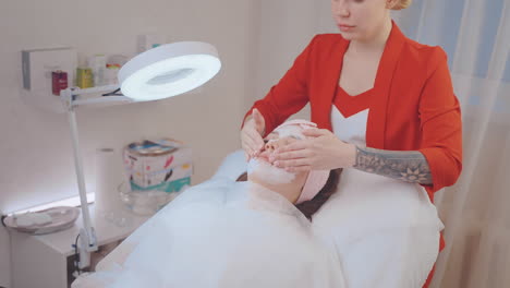 tratamiento facial en un salón de belleza