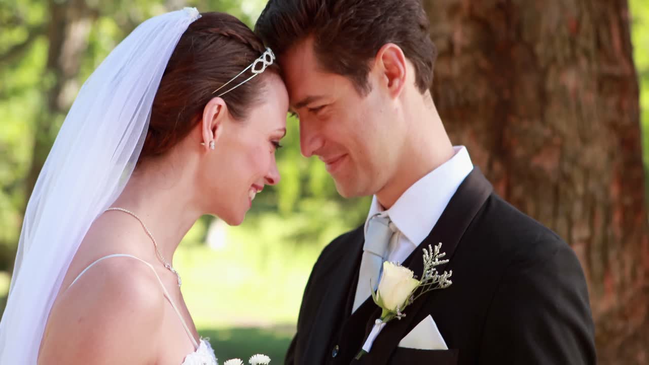 행복 한 신혼 부부 들 이 얼굴 을 맞대고 서 있다