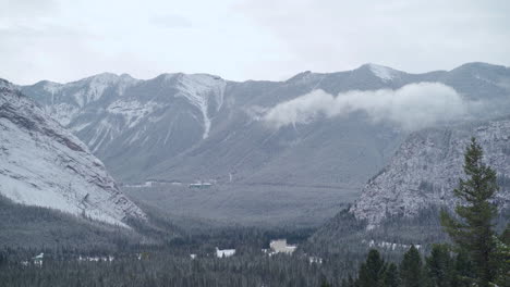 位於加拿大阿爾伯塔省雪地班夫的美麗山