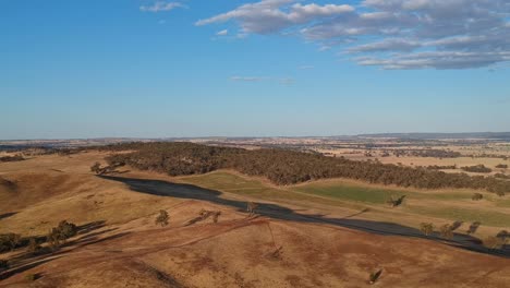 erguendo-se sobre as colinas e árvores perto de benalla em victoria