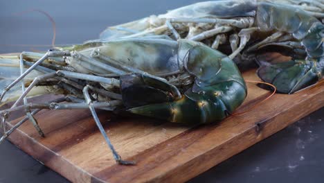 camarones frescos en tabla de corte de madera