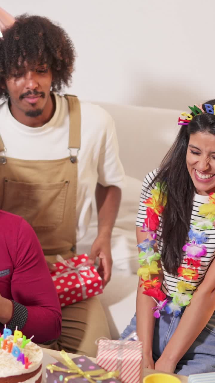 amigos celebrando una fiesta de cumpleaños