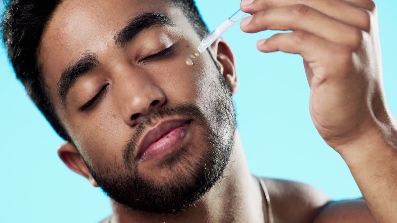 cuidado de la piel, salud y hombre con suero facial