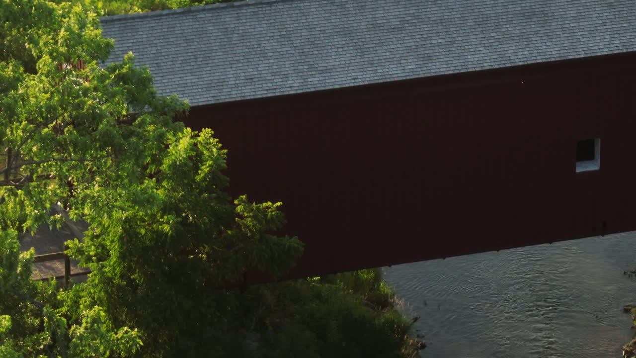 paisaje pacífico de zumbrota puente cubierto sobre el río zumbro en minnesota, ee.uu.