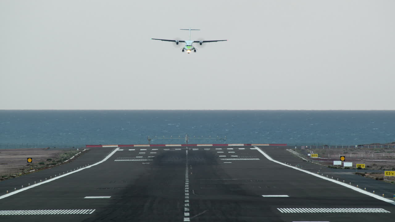 aterrizaje del avión en el aeropuerto