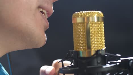 hombre cantando en un micrófono de oro
