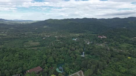 Wat-Pa-Sawang-Bun-Golden-Stupa-In-Der-Provinz-Saraburi,-Thailand