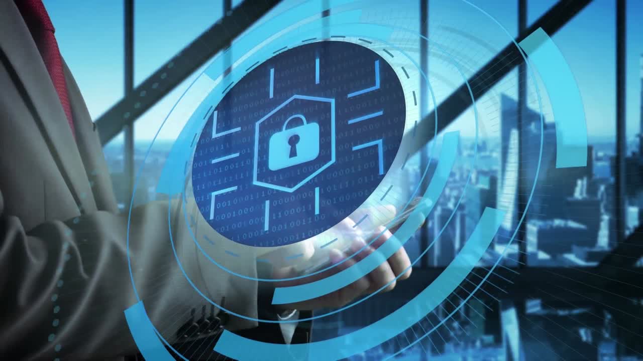 animación de un candado digital en círculos sobre un hombre de negocios caucásico con un teléfono inteligente.