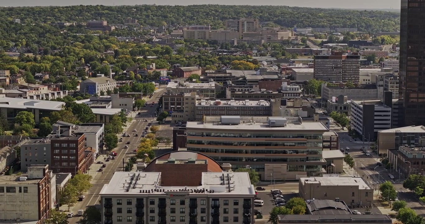 Dayton Ohio luftfoto v15 telefoto-overflyvning fra baseballbanen og elven mot sentrum og åssiden i Oregon District – Fotografert med Mavic 3 Pro Cine – 21. september 2023