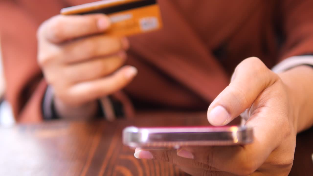 mujer que utiliza un teléfono inteligente para comprar en línea