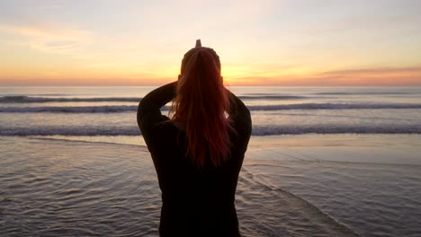 Silhouette-Einer-Frau,-Die-In-Zeitlupe-Die-Baumpose-Und-Den-Gruß-Mit-Blick-Auf-Das-Meer-Macht