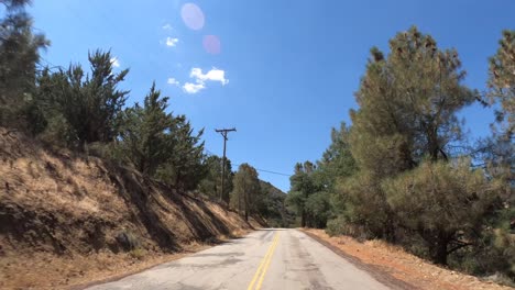 Conduciendo-Por-Una-Carretera-Estrecha-En-El-Desierto---Punto-De-Vista-Del-Conductor