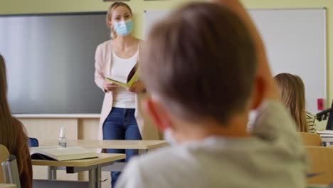 vista trasera de los voluntarios para la respuesta