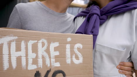 Cuple-Besándose-Durante-Una-Protesta