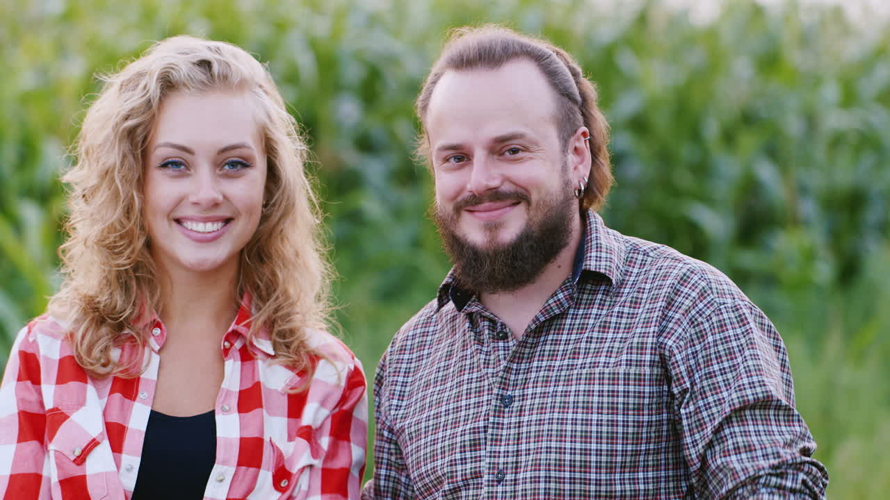 два веселых фермера грызут кукурузу в поле, развлекаясь