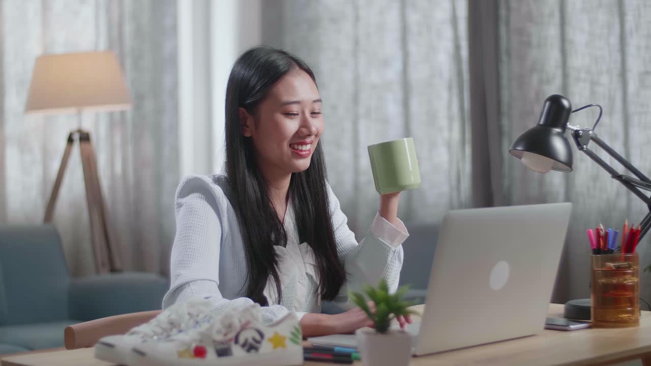 집에서 커피를 마시며 일하는 여자
