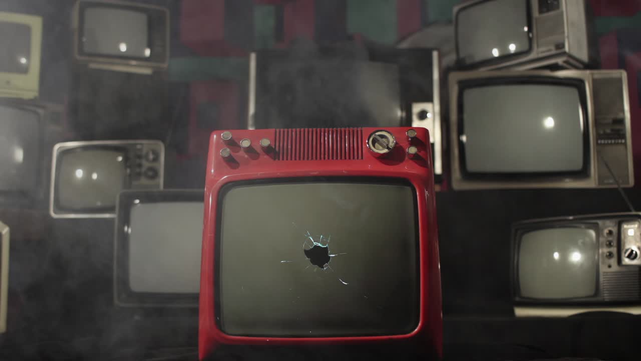 녹색 스크린  아웃, 오래된 tv가 총에 맞거나 많은 레트로 tv 사이에 폭발합니다.