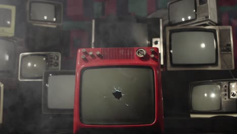 pantalla verde zoom out, viejo televisor siendo disparado o explotando entre muchos televisores retro. 4k.