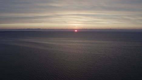 puesta de sol dorada de 4k por el horizonte