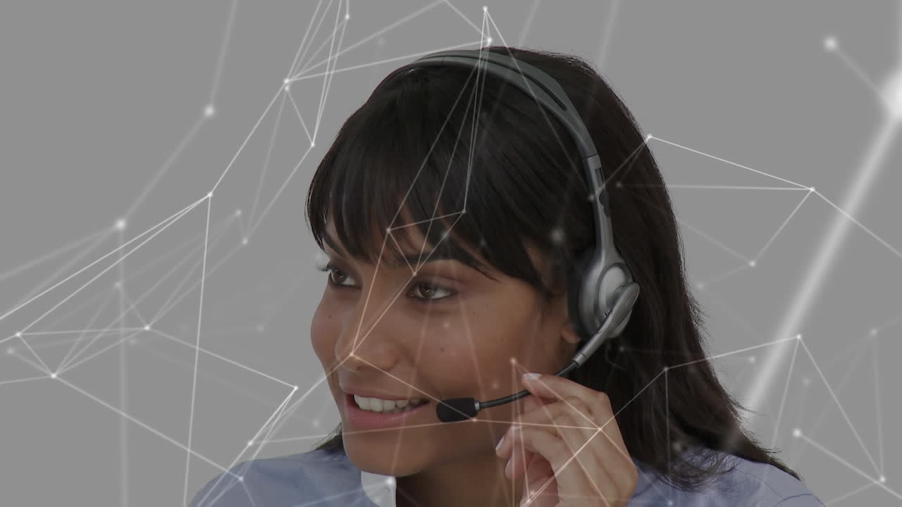 animación de redes de conexiones a través de una mujer de negocios usando auriculares telefónicos