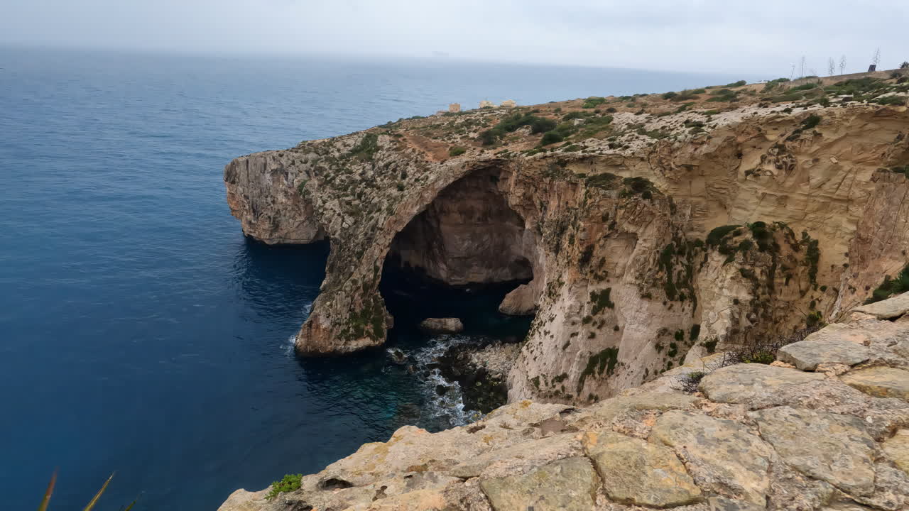 una vista impresionante de la pared azul y el mar es una de las principales atracciones de malta