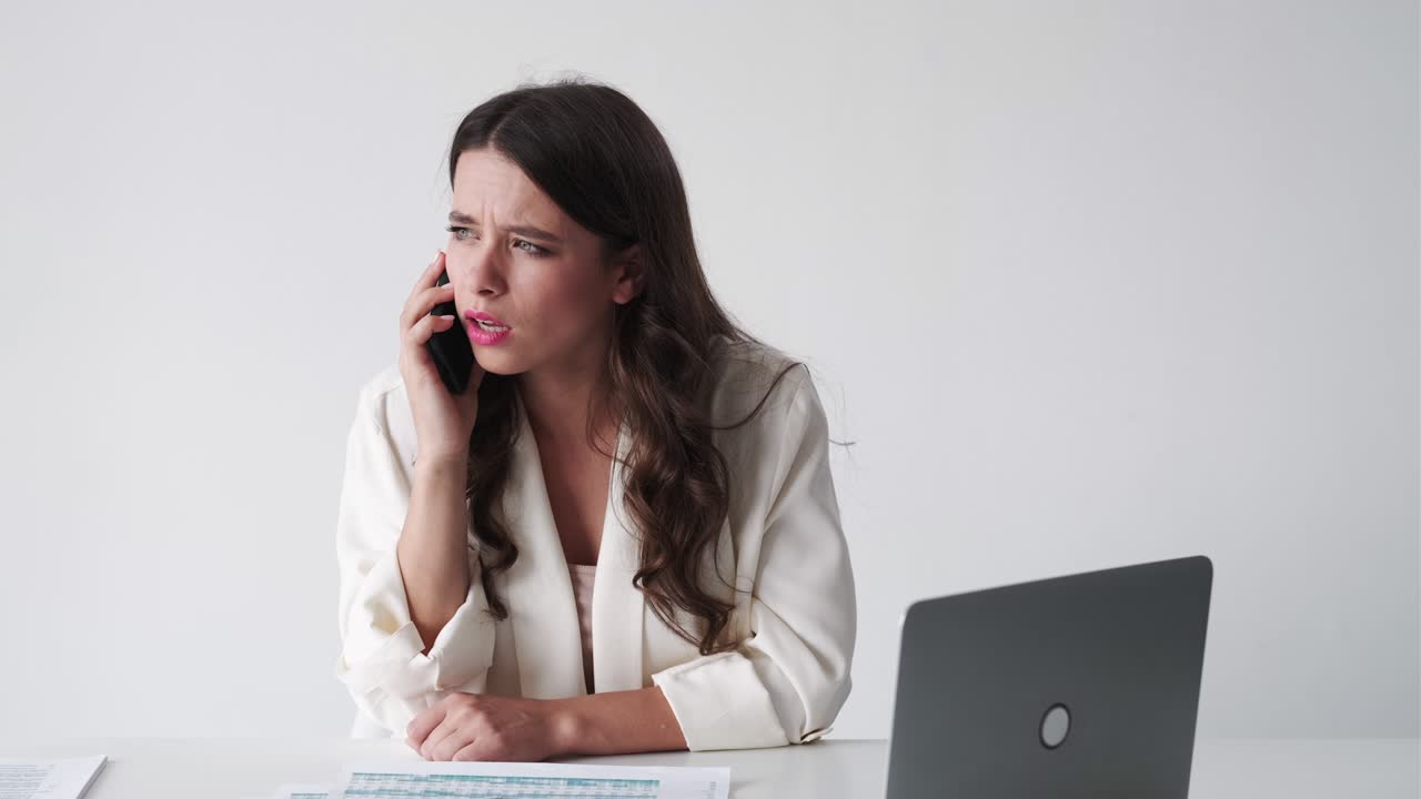 wtf expresión conmocionada mujer comunicación móvil