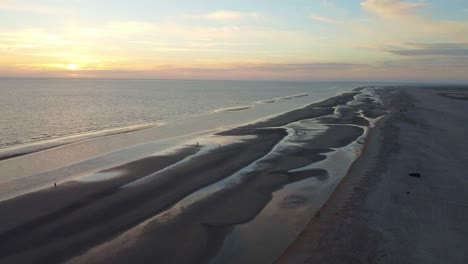 Wunderschöner-Sonnenuntergang-An-Der-Küste-Dänemarks-Mit-Sandstrand-Und-Ruhigem-Meer