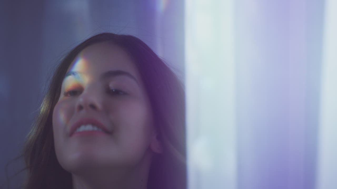 retrato multicolor atractiva joven mujer caucásica buscando sensual seductora mujer en la fantasía sueño con luces de colores brillando magnífica elegancia concepto de belleza femenina