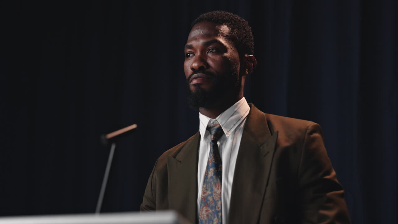 hombre haciendo una presentación